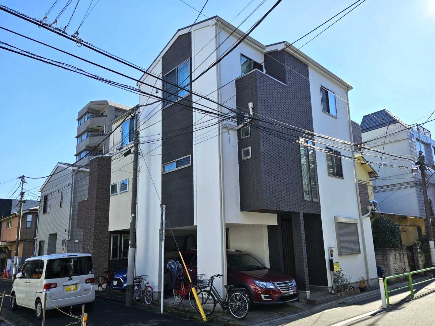 【足立区・外壁・屋根塗装工事】太陽光パネルを外さずに施工も可能です！