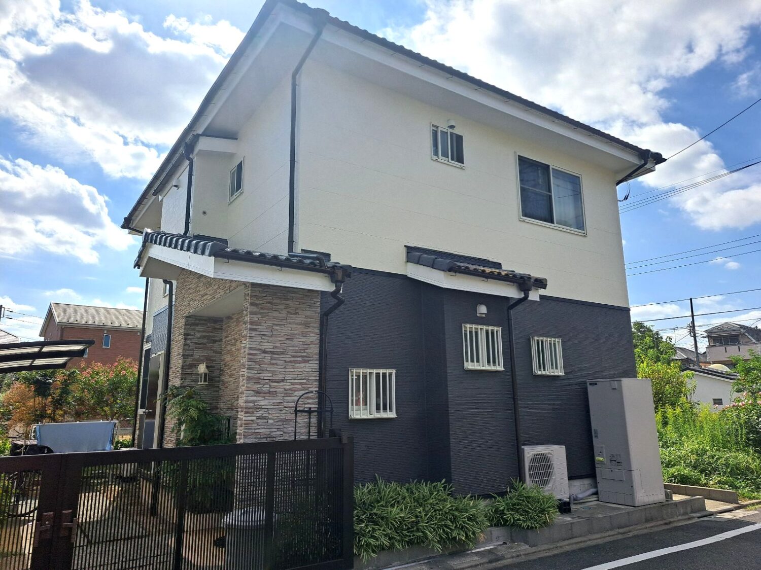 【外壁塗装工事】メリハリのある色分け！寄りの外壁めちゃくちゃ綺麗です！
