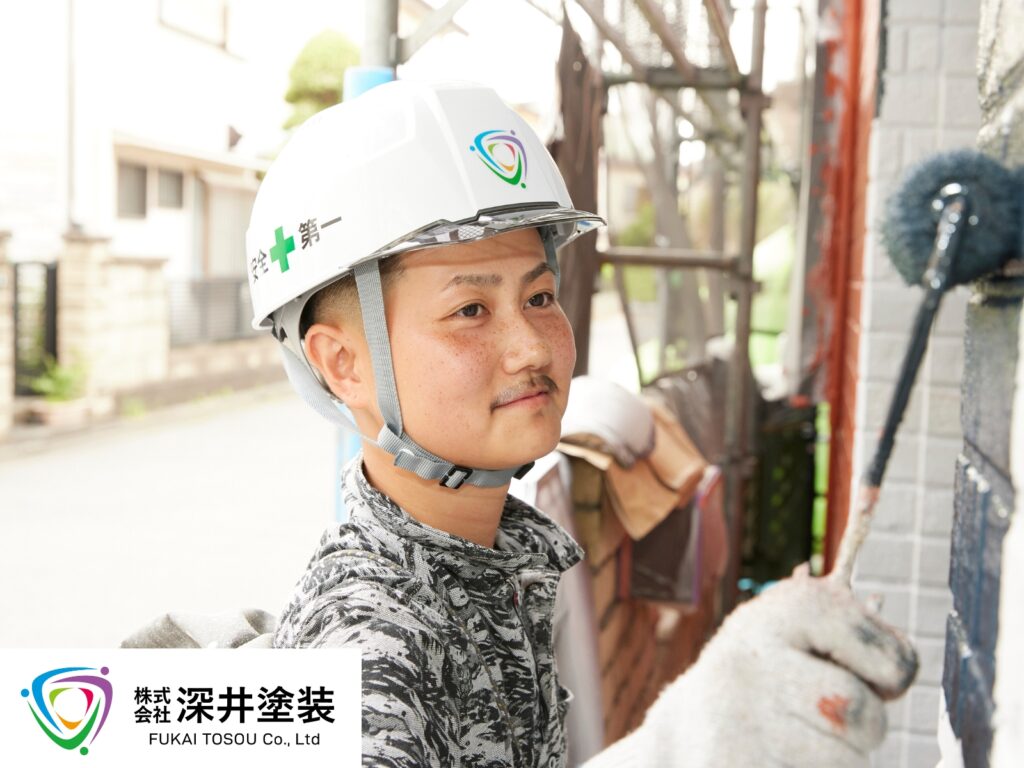 塗装職人の作業中の写真