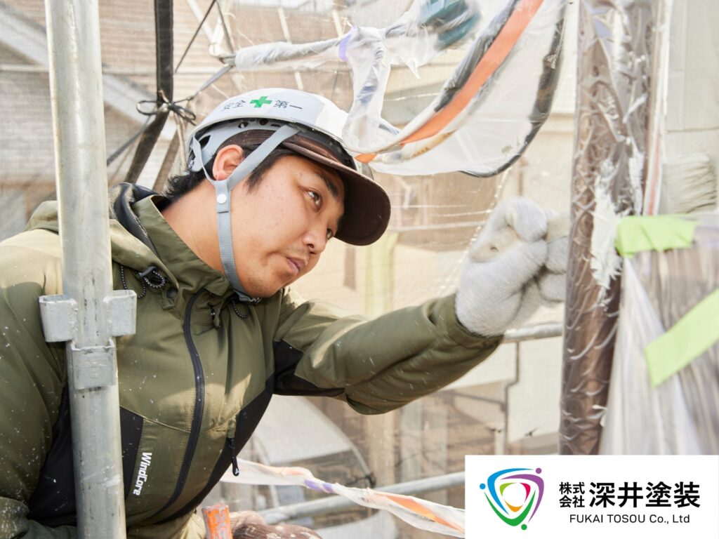 塗装職人の作業中の写真